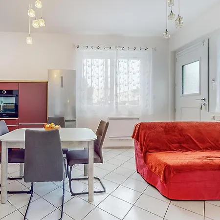 1 Bedroom Cozy Apartment In Royan